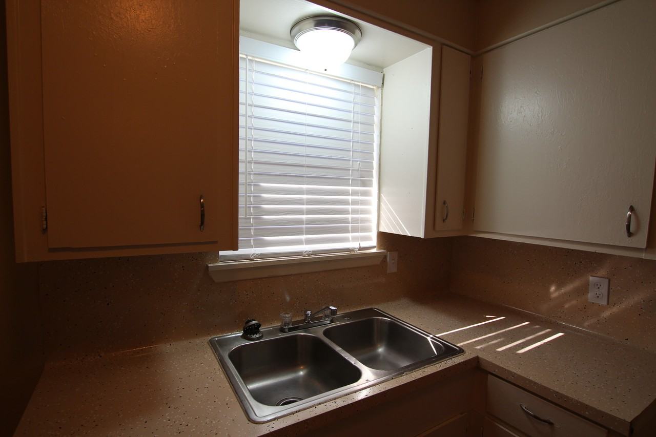 Ingram Court Apartments - Photo 4 of 32