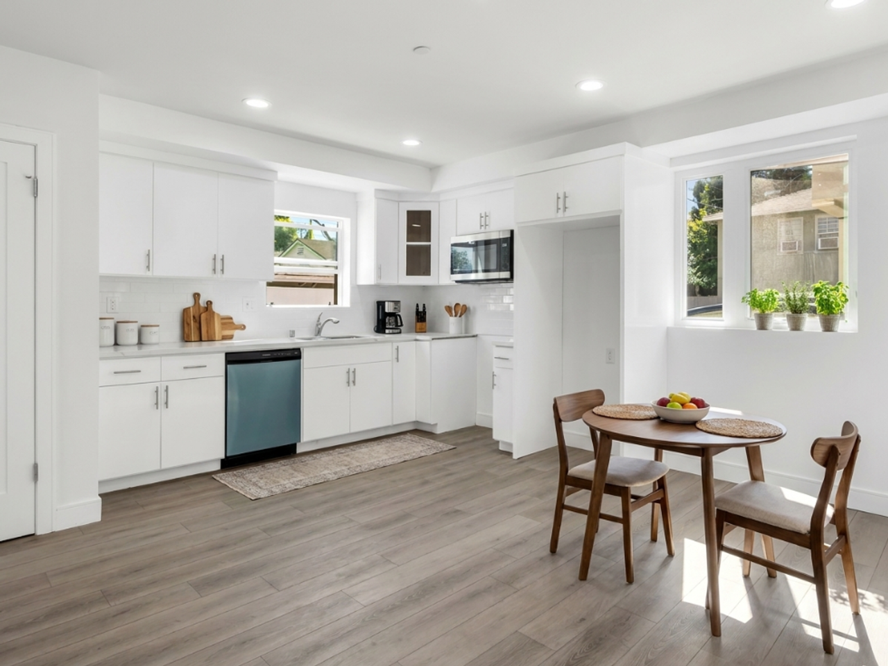 1158 W. 38th St - Photo 5 of 50