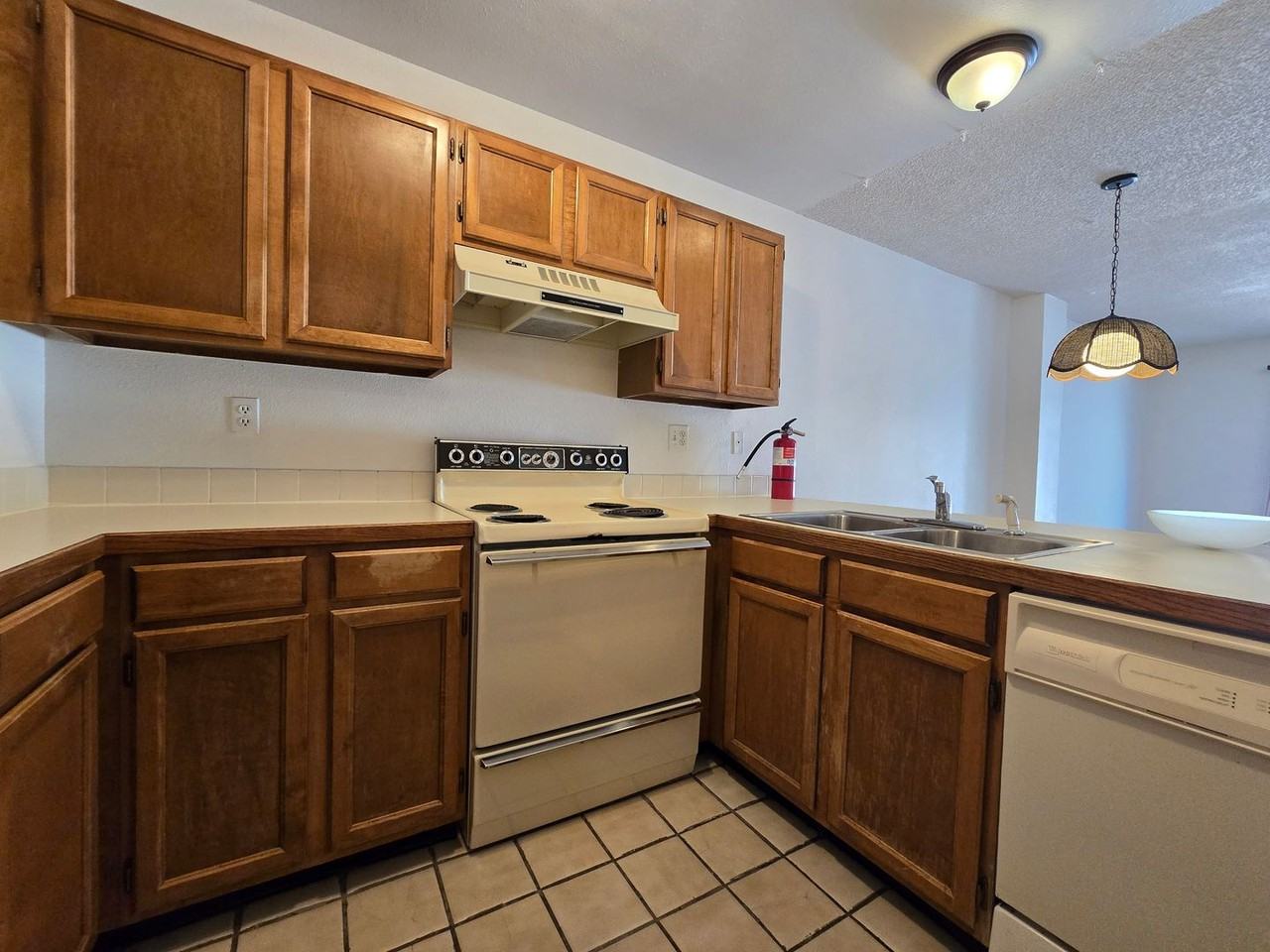 1513 Seneca Cir - Photo 5 of 21