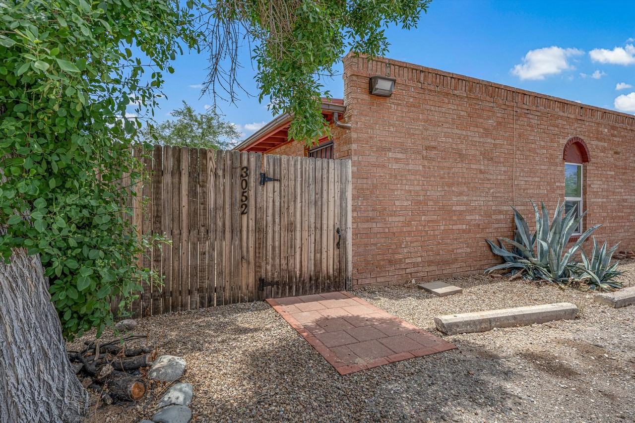 3052 N Edith Blvd - Photo 2 of 19