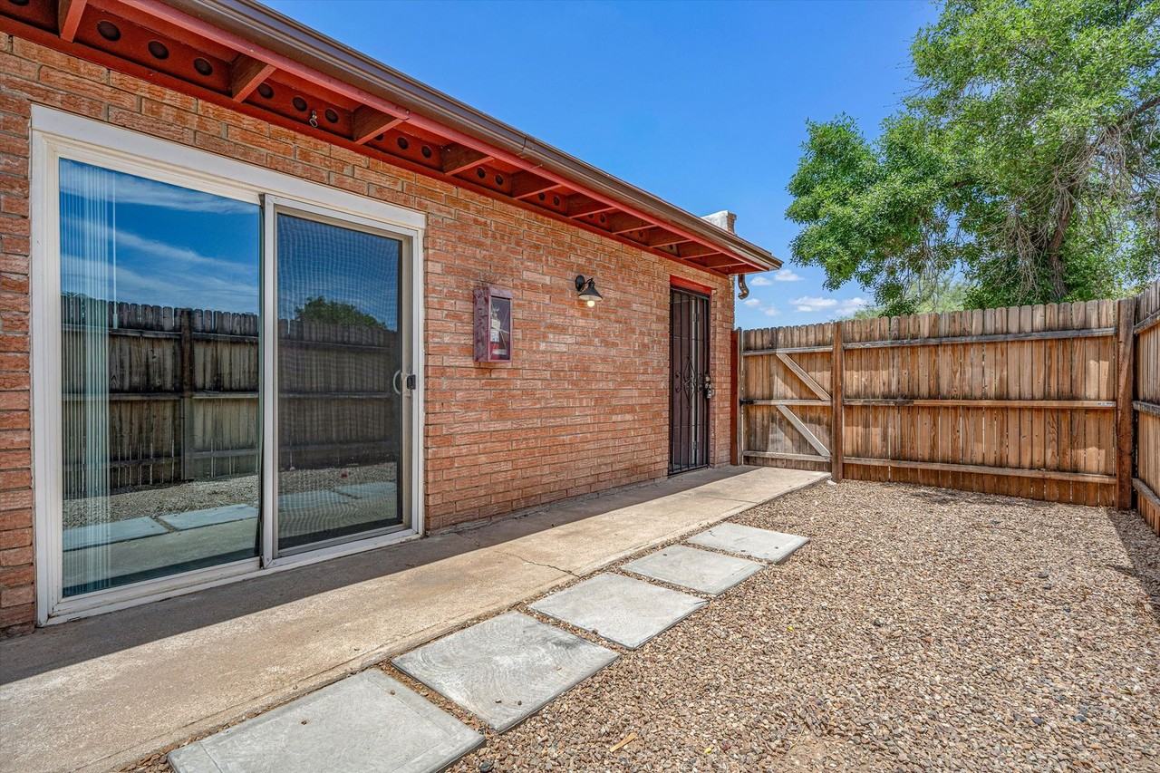 3052 N Edith Blvd - Photo 3 of 19