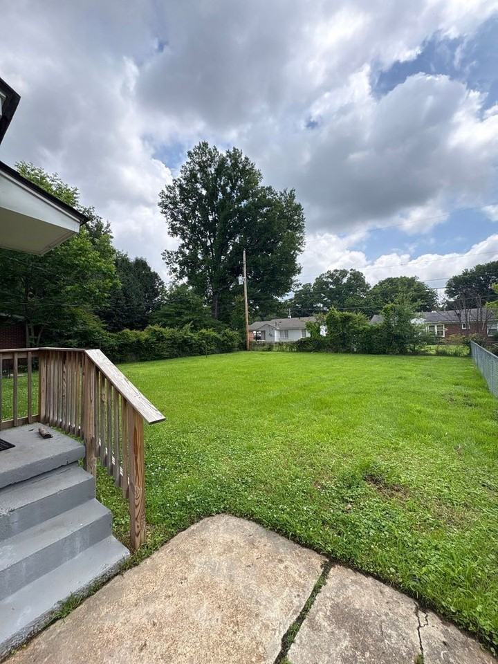 1552 Delmont Rd - Photo 2 of 19