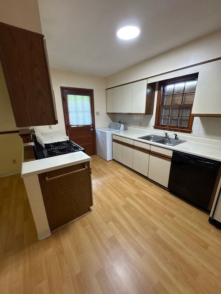 1552 Delmont Rd - Photo 5 of 19