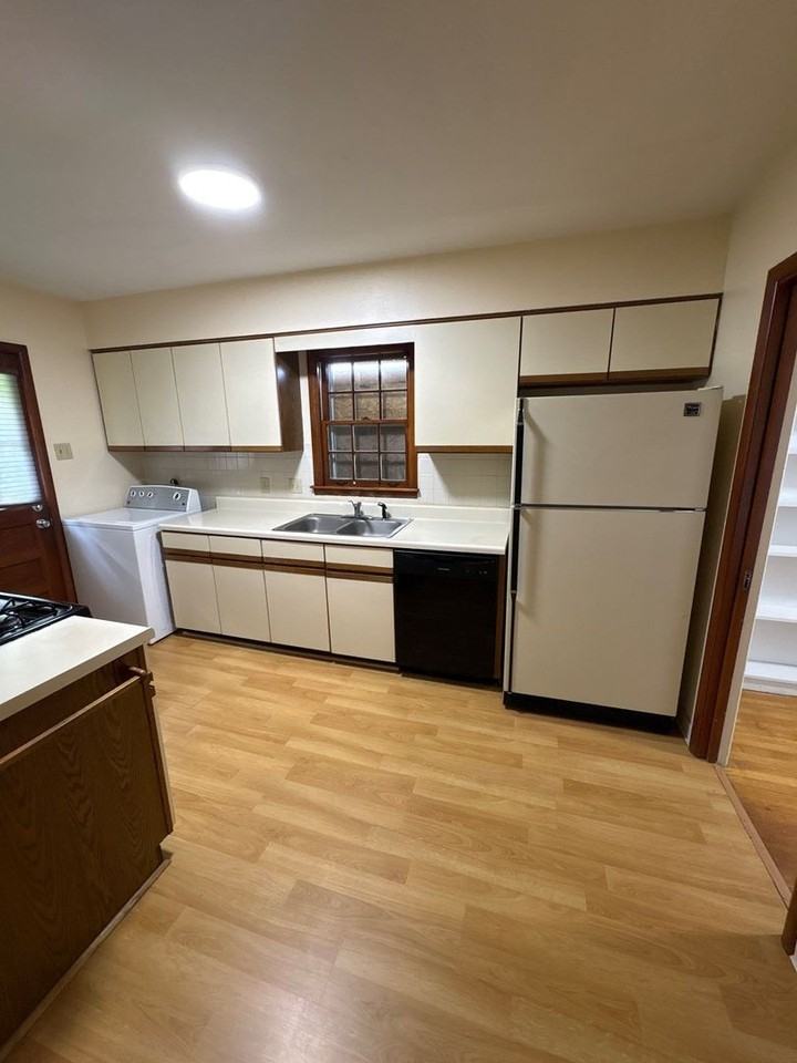 1552 Delmont Rd - Photo 6 of 19