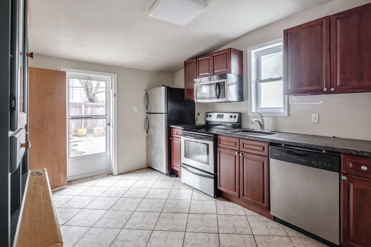 1923 Carpenter St - Photo 3 of 11