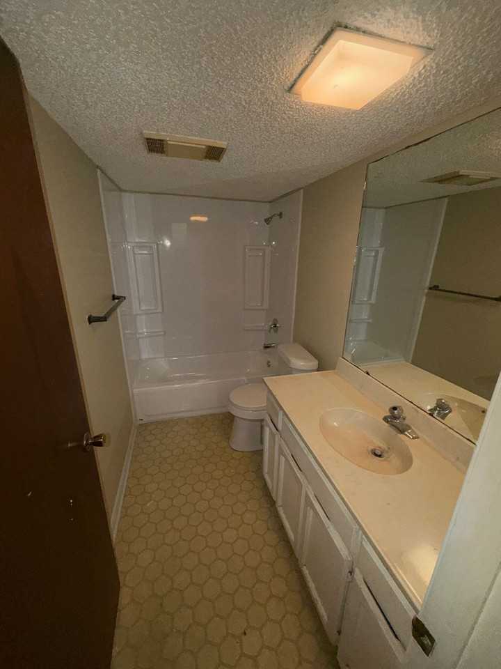 5118 Middlecoff Rd - Photo 3 of 7