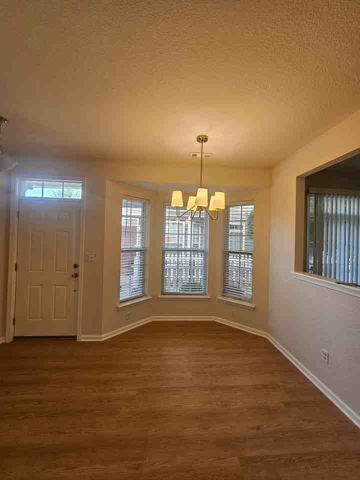 604 Teton Cir - Photo 4 of 31