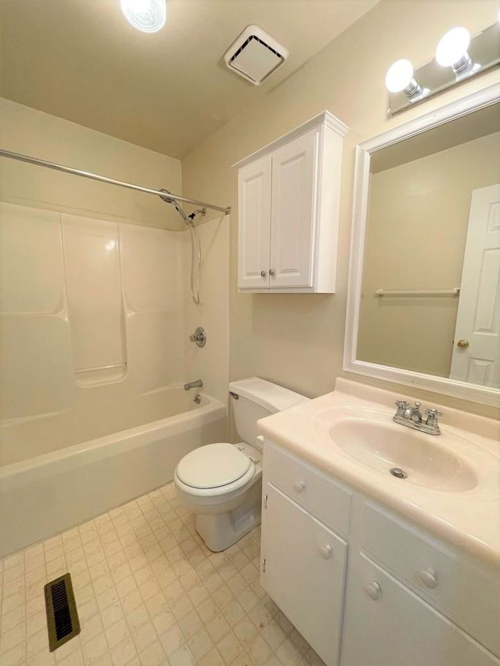 124 E Ferrell St - Photo 5 of 9
