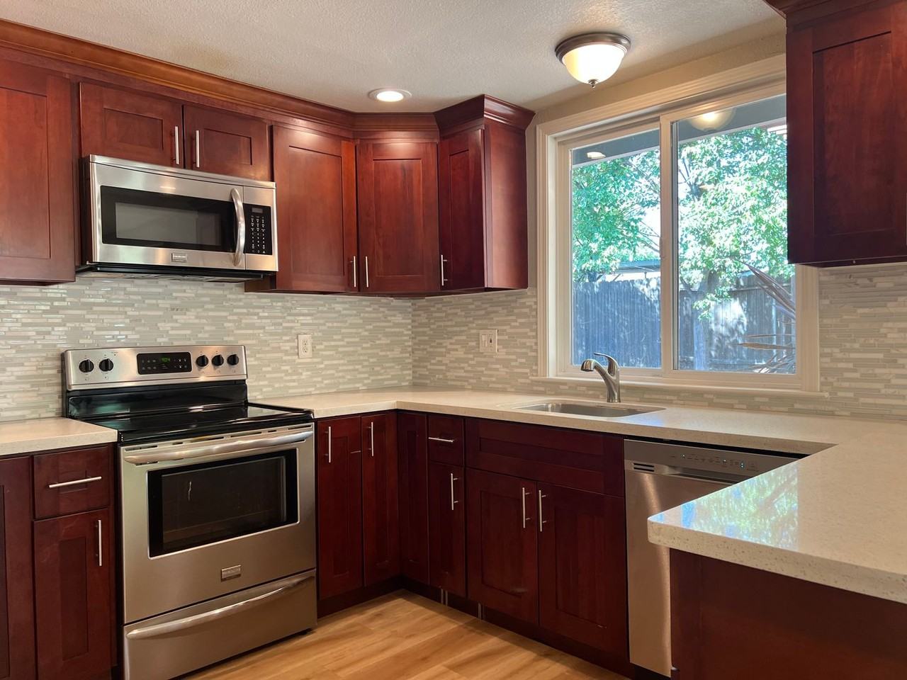 5562 Catalpa Ct - Photo 4 of 19