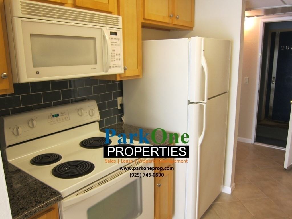 340 N Civic Dr #202 - Photo 4 of 17