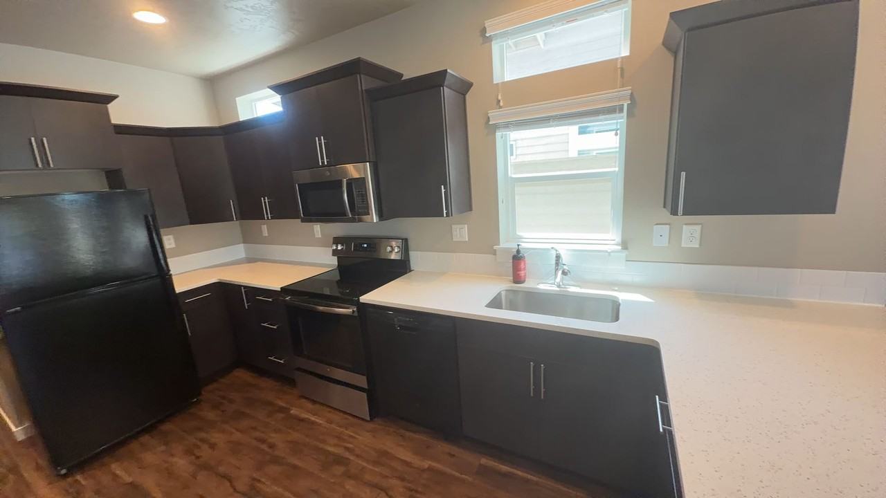 2988 Ne Roxy Pl - Photo 2 of 12