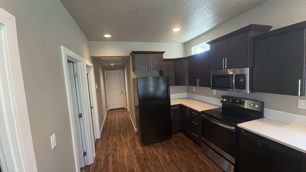 2988 Ne Roxy Pl - Photo 3 of 12