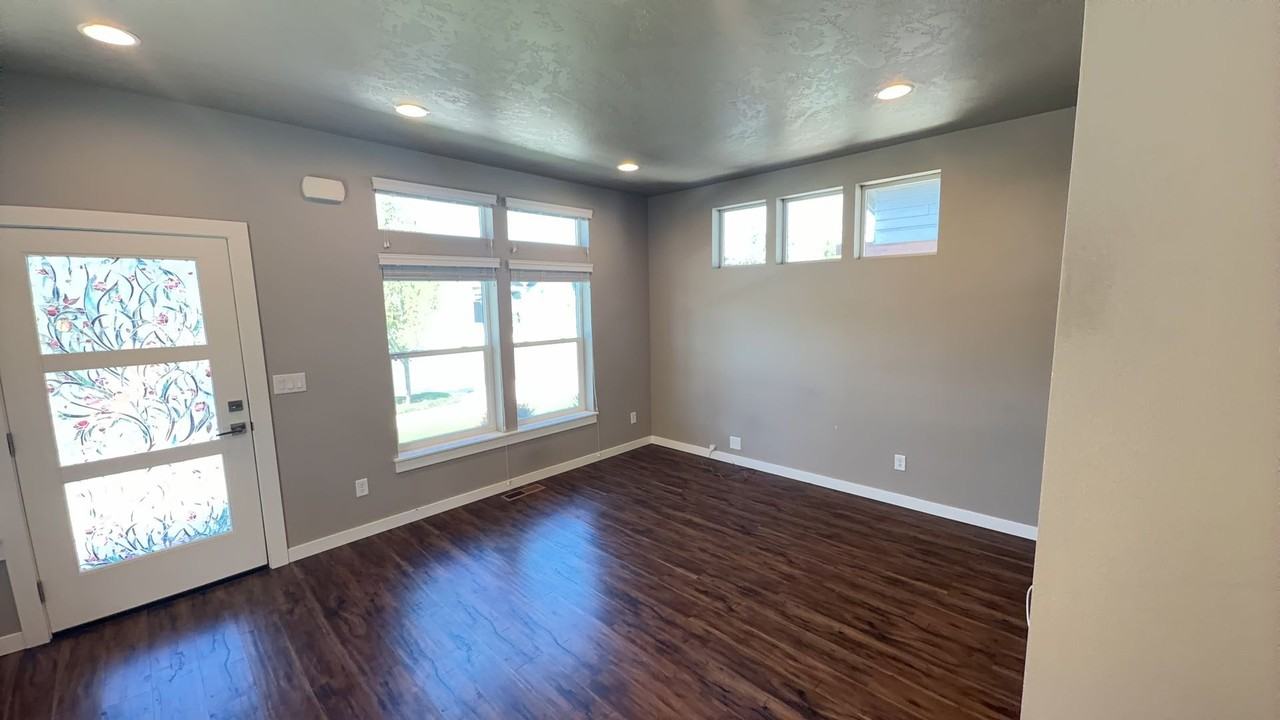 2988 Ne Roxy Pl - Photo 4 of 12