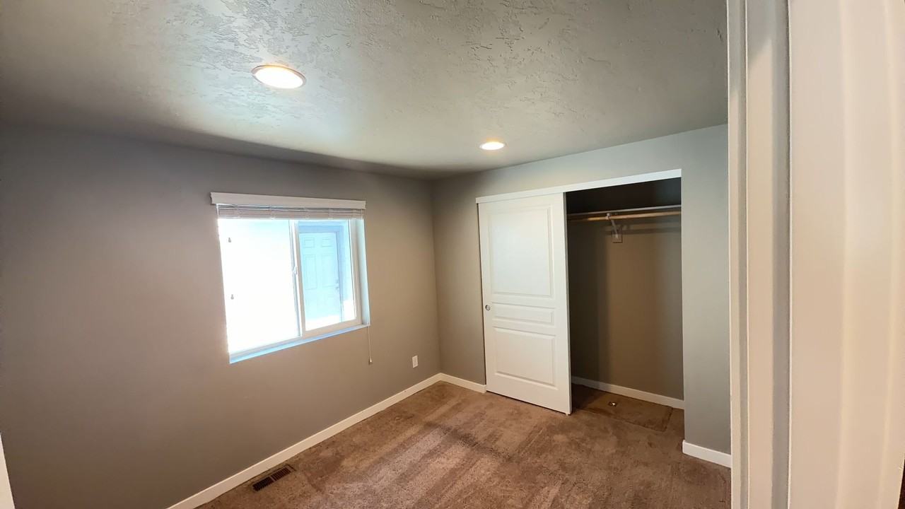 2988 Ne Roxy Pl - Photo 6 of 12