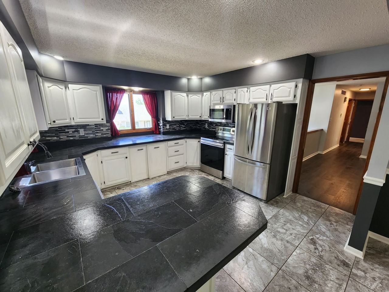 1904 Crescent Dr - Photo 2 of 13