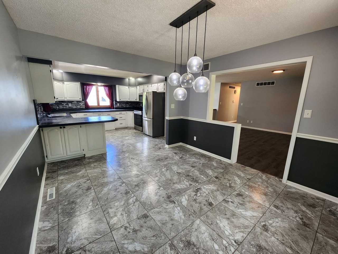 1904 Crescent Dr - Photo 3 of 13