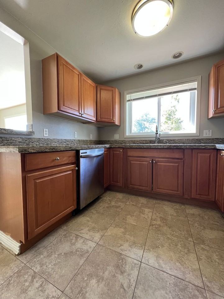 1365 Lucille Ct - Photo 6 of 18