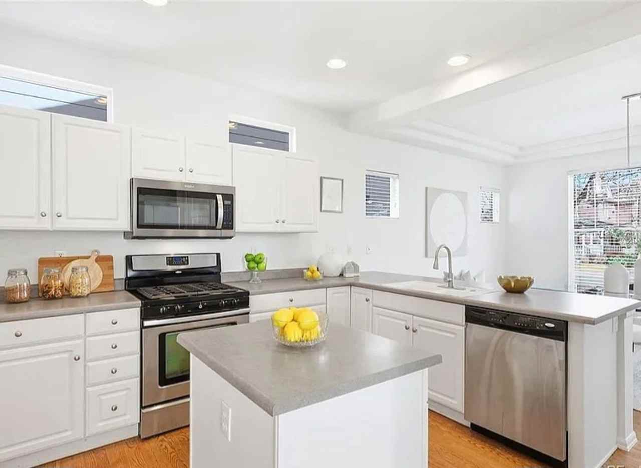 2043 King Way - Photo 5 of 37