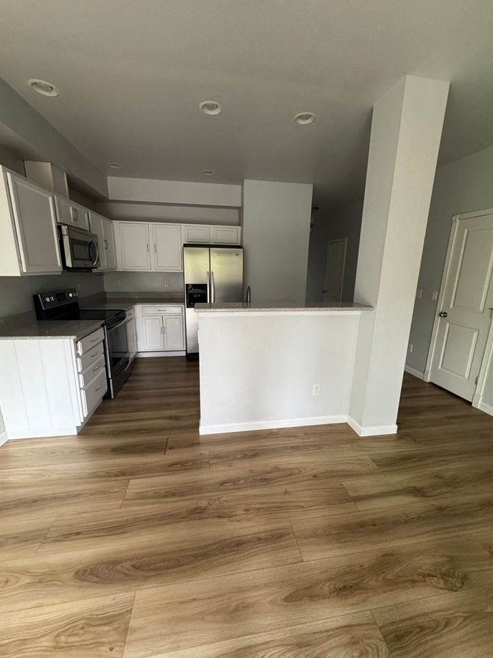 412 Ne Miramar Cir - Photo 2 of 22