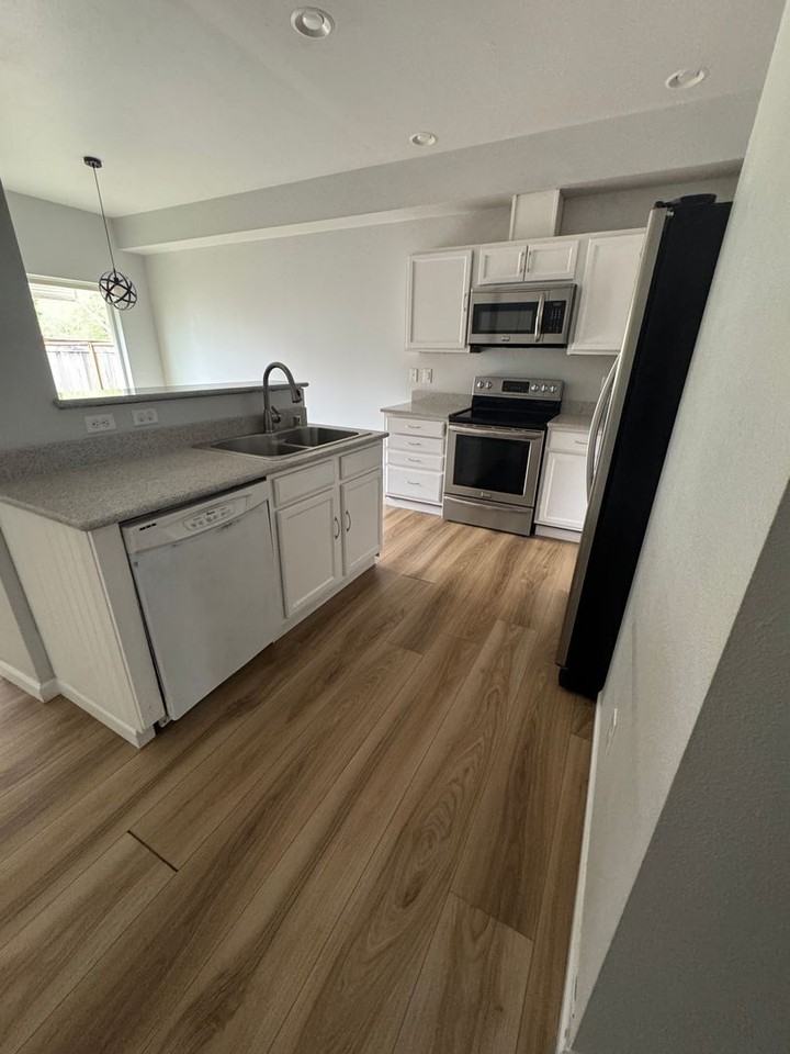 412 Ne Miramar Cir - Photo 3 of 22