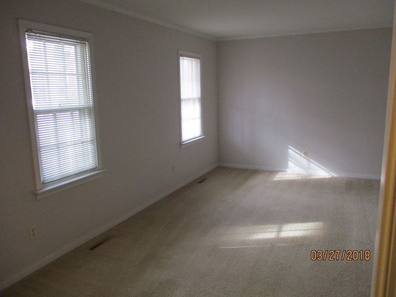 1912 Millsap Ln - Photo 5 of 11
