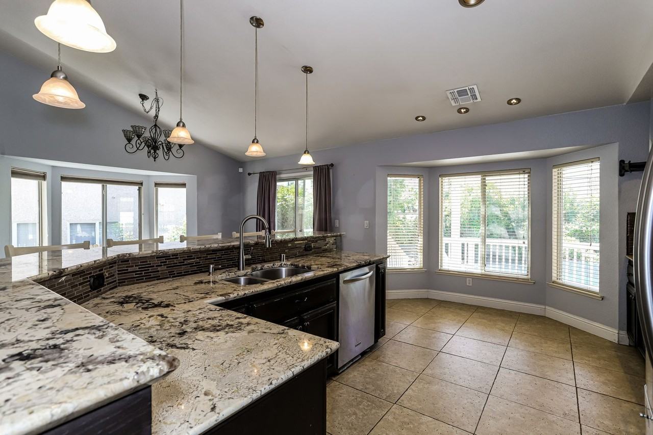 6512 Brockenhurst Dr - Photo 4 of 16
