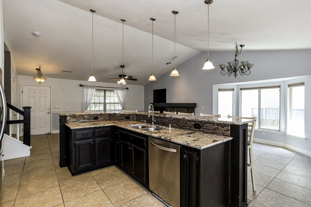 6512 Brockenhurst Dr - Photo 5 of 16
