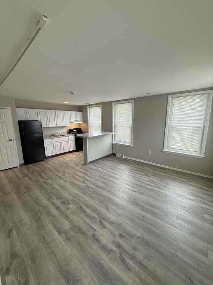 336 W 8th St - Photo 2 of 8