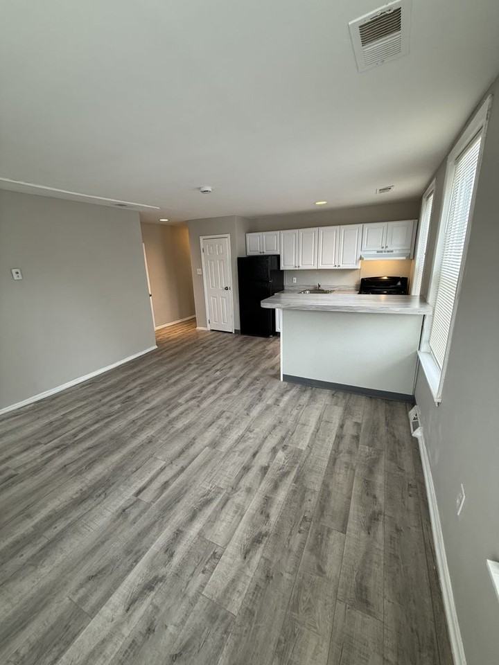 336 W 8th St - Photo 3 of 8