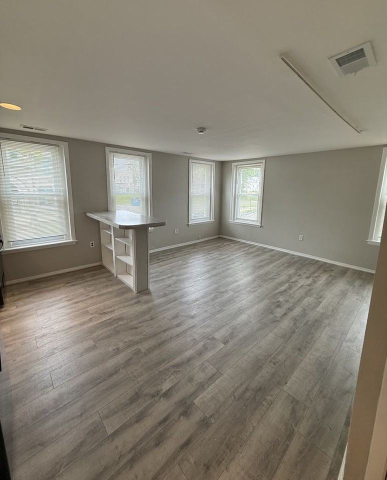 336 W 8th St - Photo 4 of 8