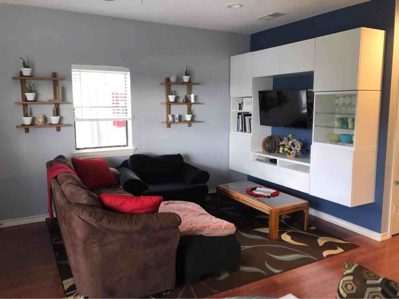 915 W 22nd 1/2 St #304 - Photo 2 of 6