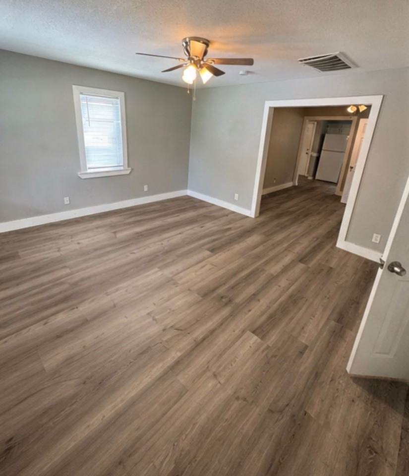 1105 W 2nd St - Photo 3 of 12