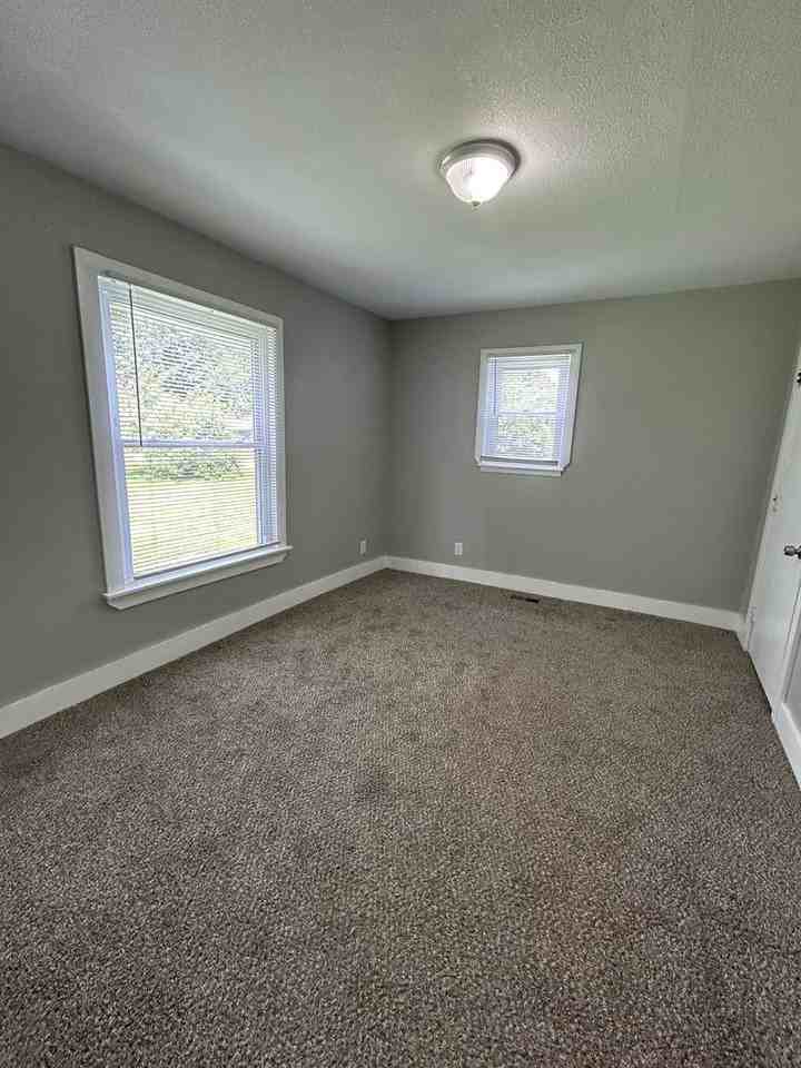 1105 W 2nd St - Photo 5 of 12