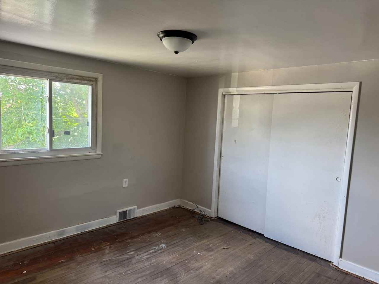 880 Miller Ave - Photo 4 of 5