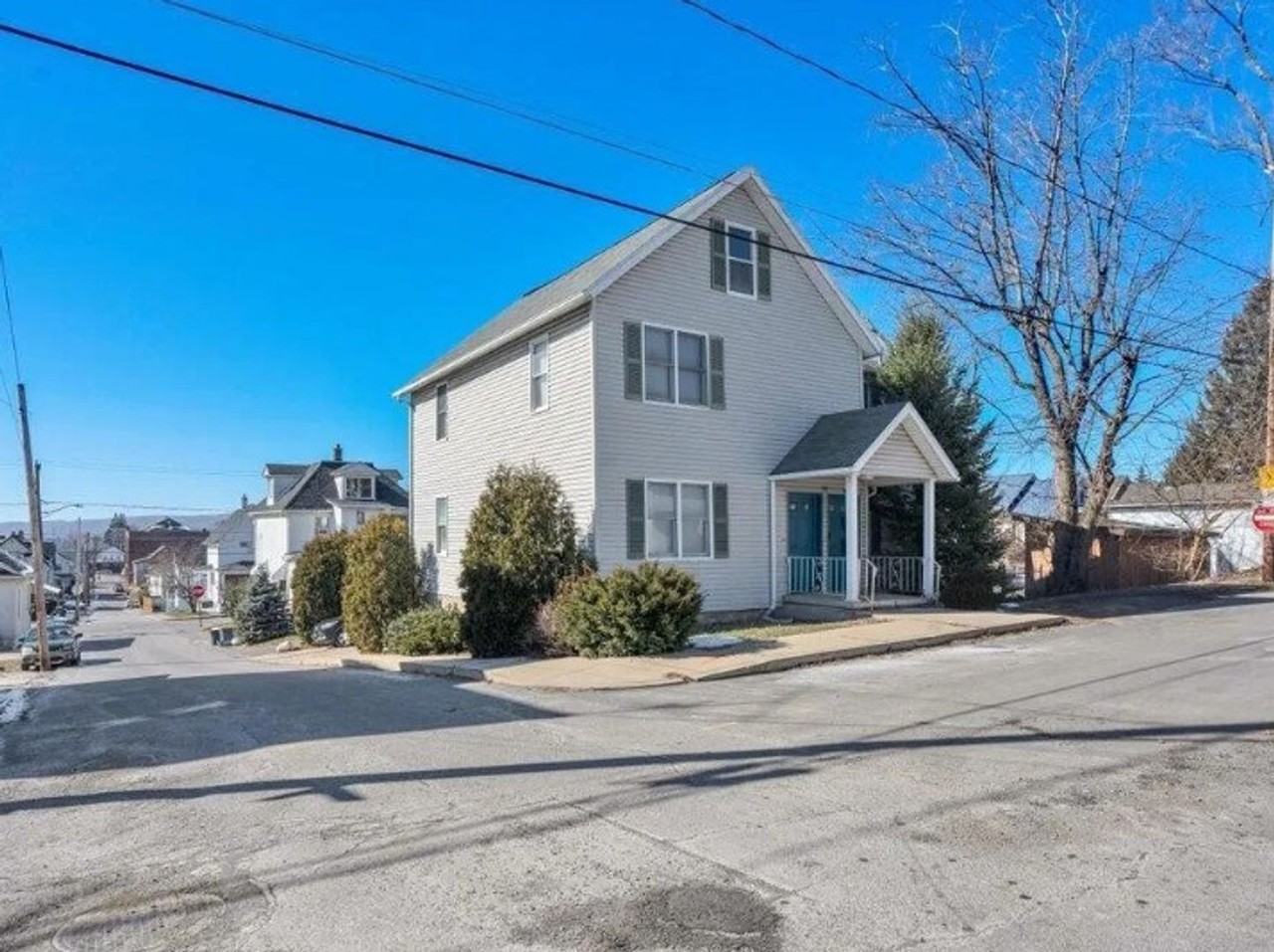 301 E Elm St - Photo 2 of 2