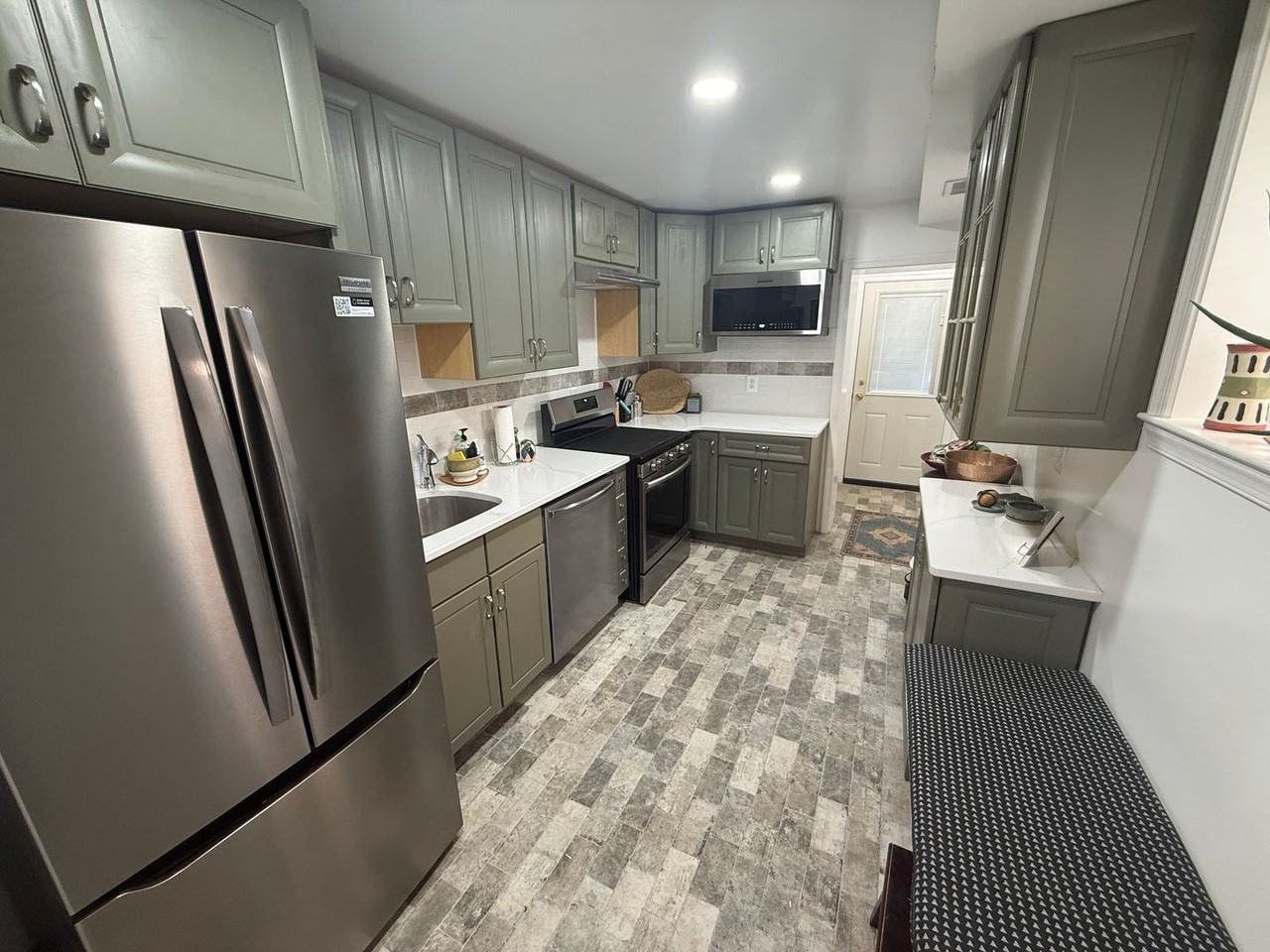 2013 Fleet St - Photo 4 of 32