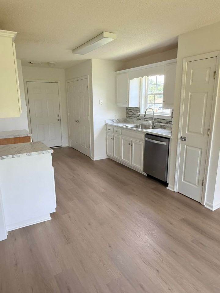 15971 Stone Ridge Pkwy - Photo 4 of 11