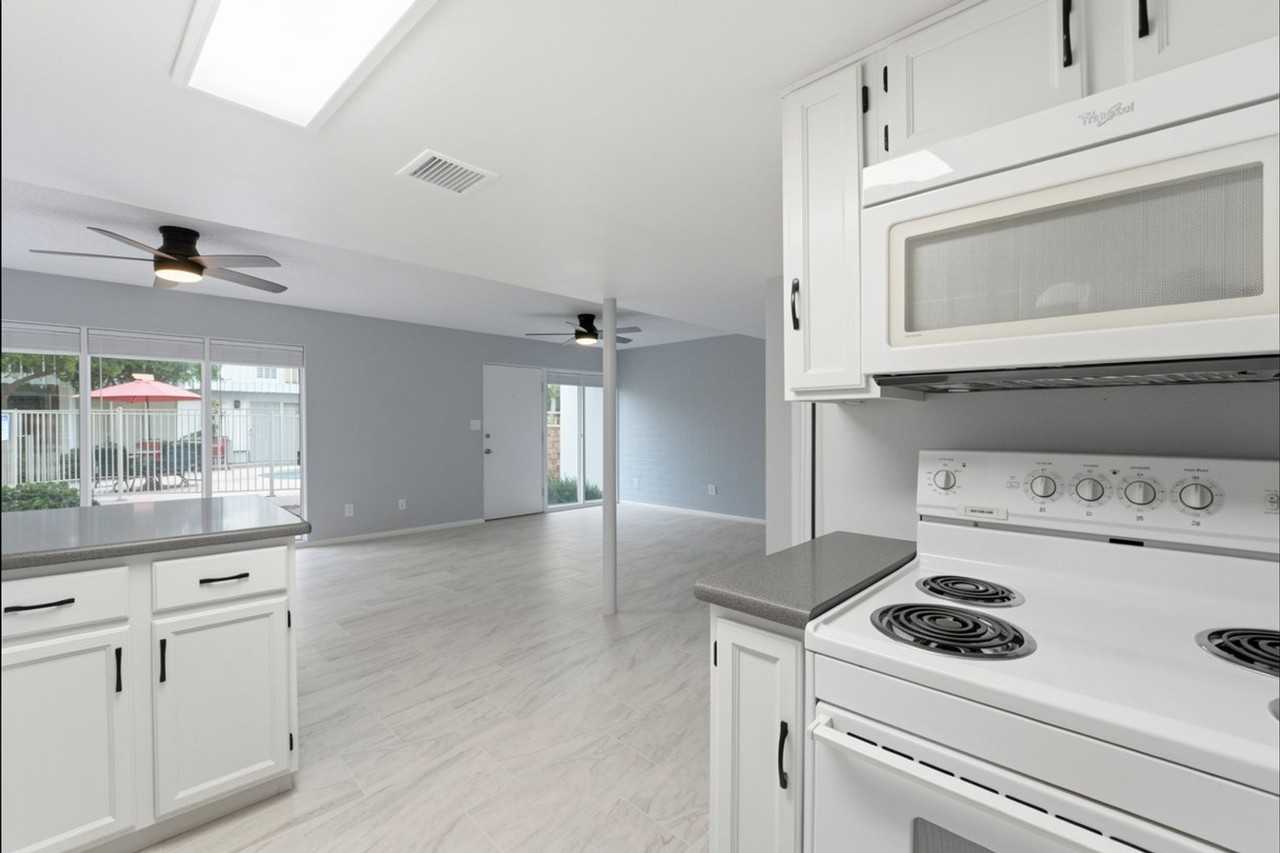 1734 W Tuckey Ln #16 - Photo 6 of 30
