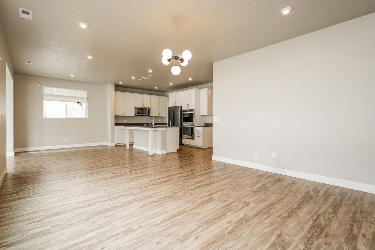 3093 S Edgewater Ln - Photo 4 of 22