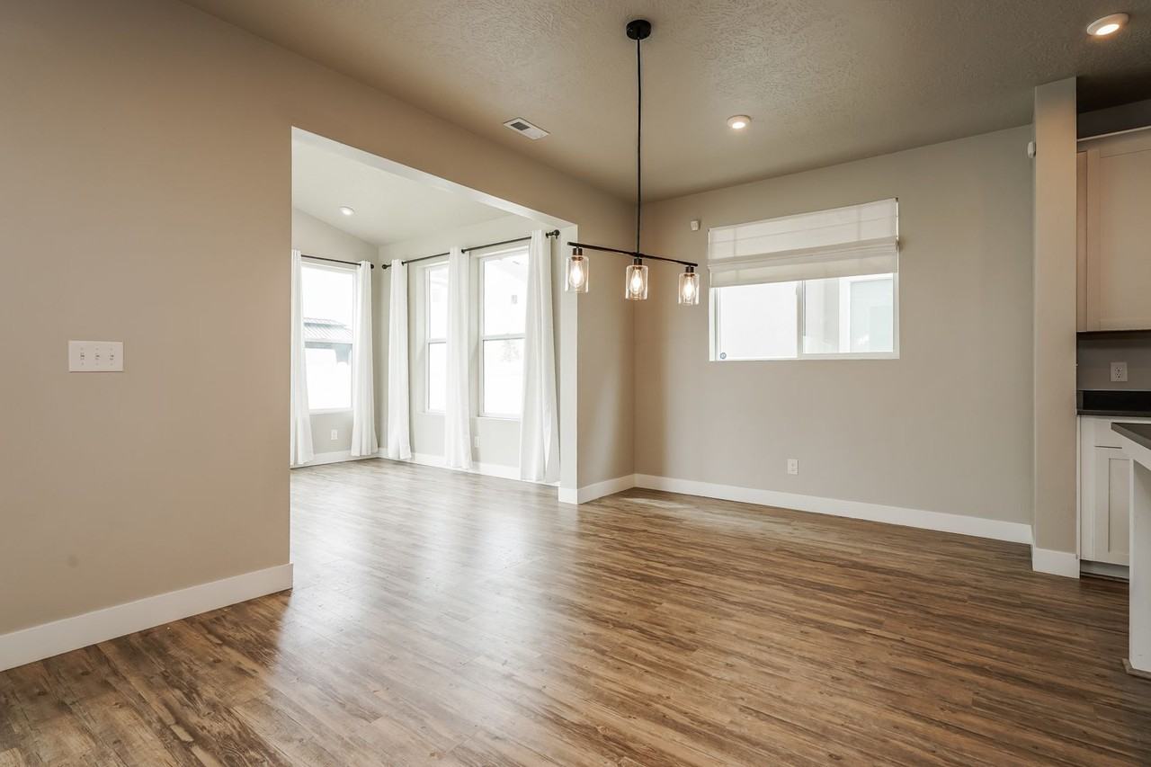 3093 S Edgewater Ln - Photo 5 of 22