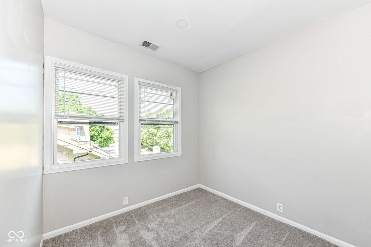 321 E 31st St - Photo 5 of 20