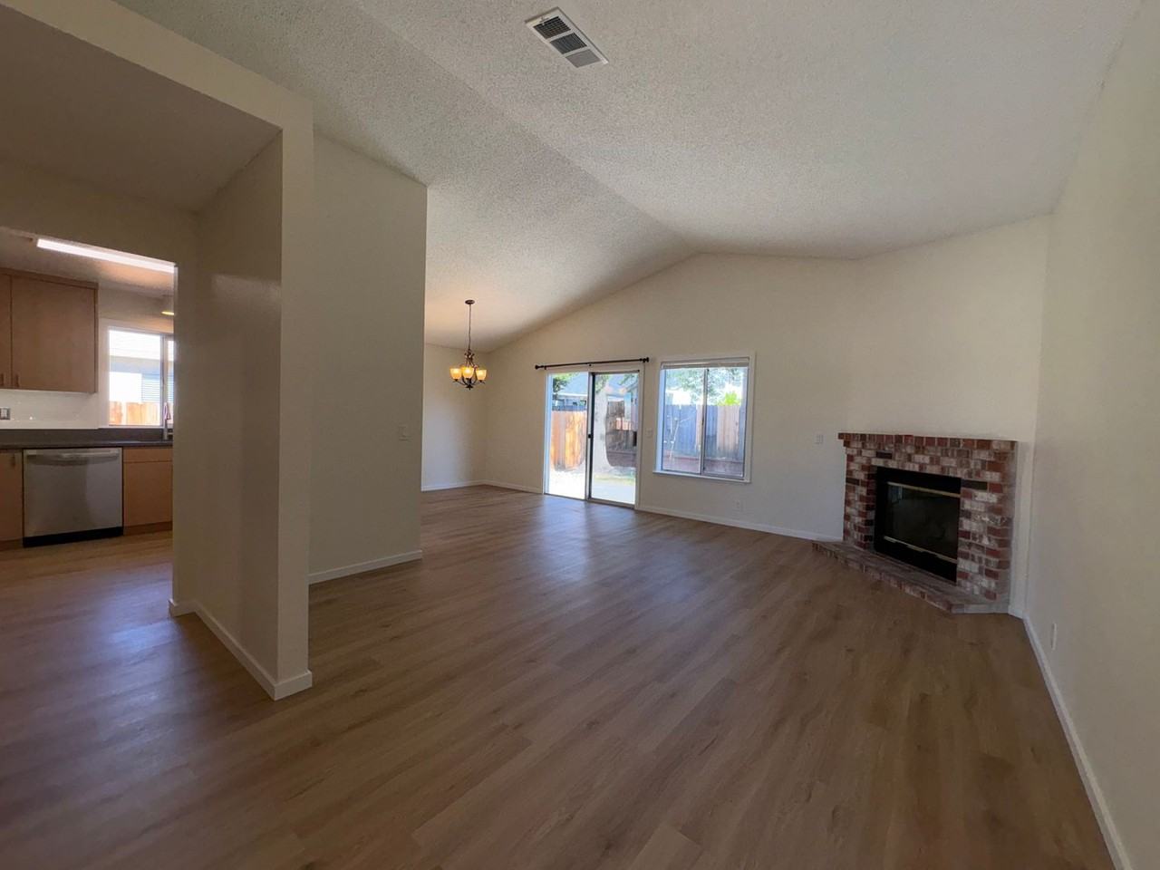 1006 Longspur Dr - Photo 2 of 19