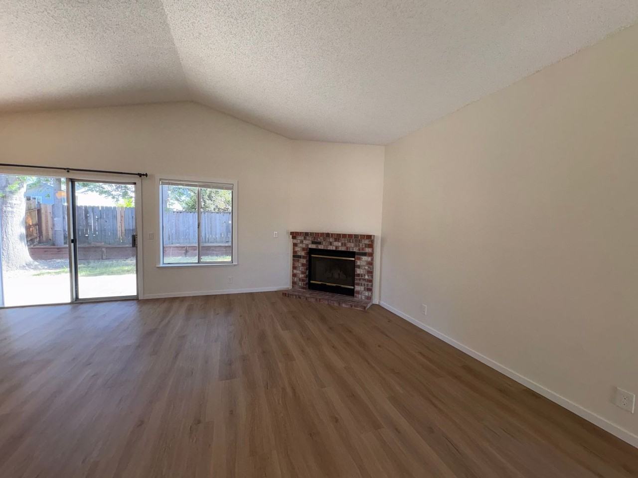 1006 Longspur Dr - Photo 3 of 19