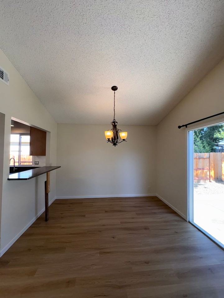 1006 Longspur Dr - Photo 5 of 19