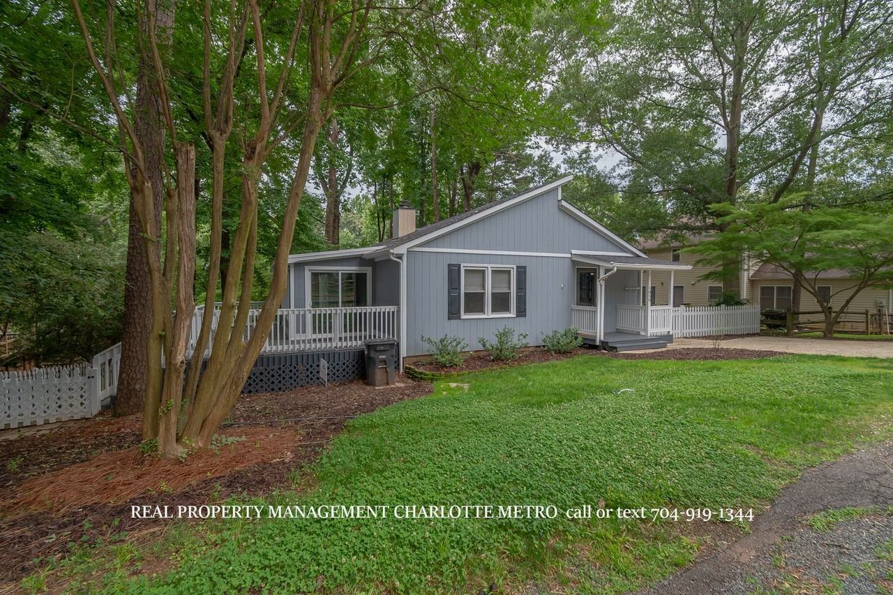 1059 Woodlake Ln - Photo 4 of 47