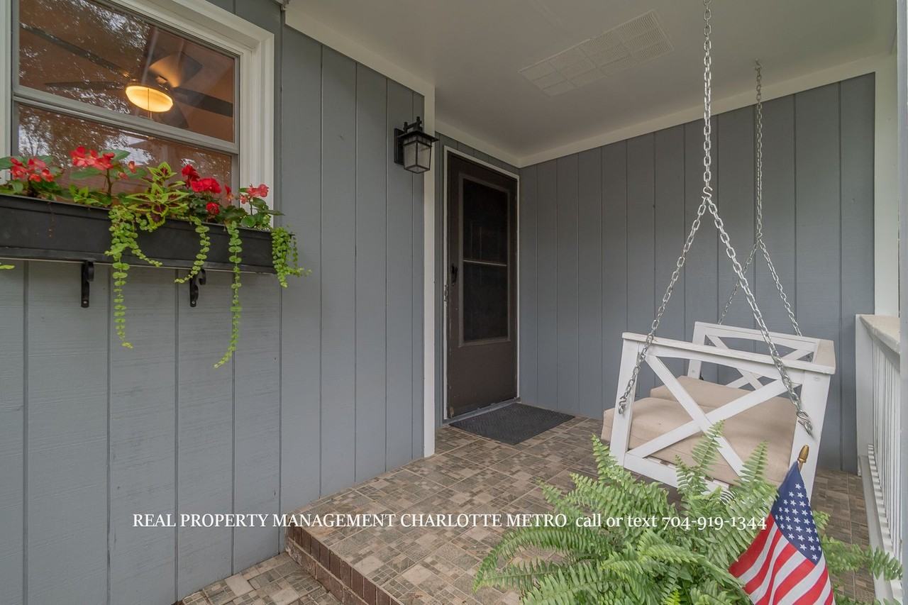 1059 Woodlake Ln - Photo 6 of 47