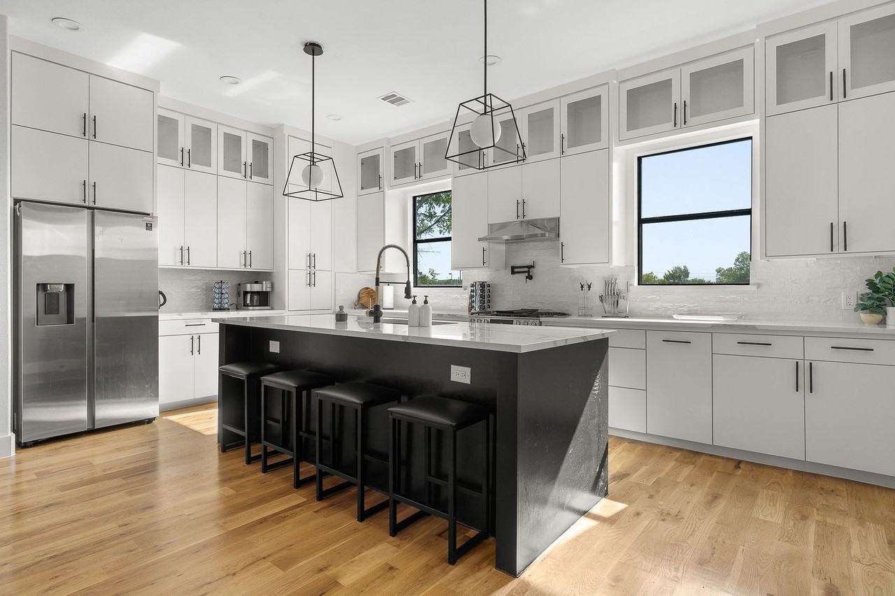 512 Avenue L - Photo 4 of 26