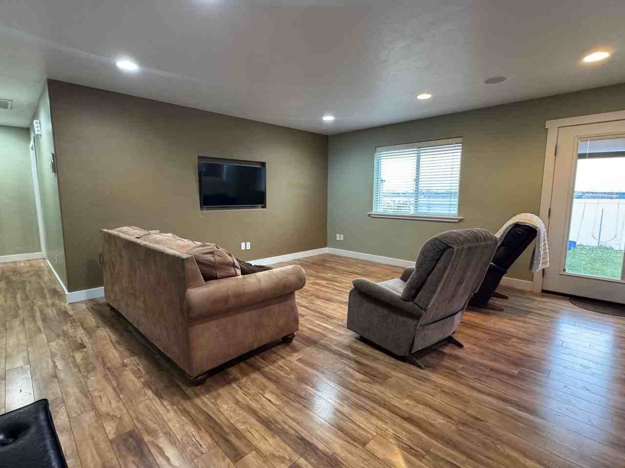 1705 E Glacier St - Photo 3 of 28
