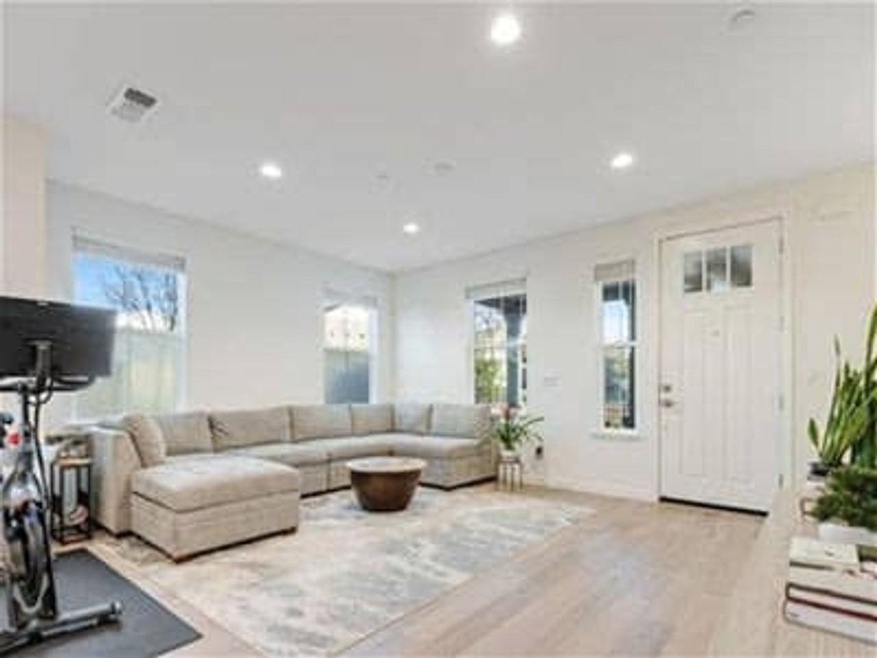 1747 Linden Ln - Photo 4 of 17