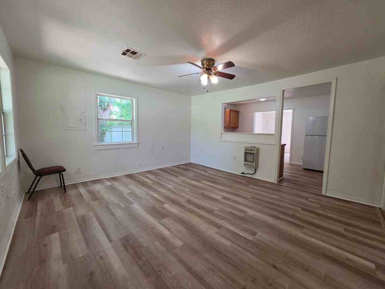 302 E Anna St - Photo 3 of 25
